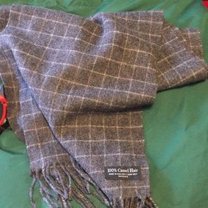 100% camel hair gray with white window pattern